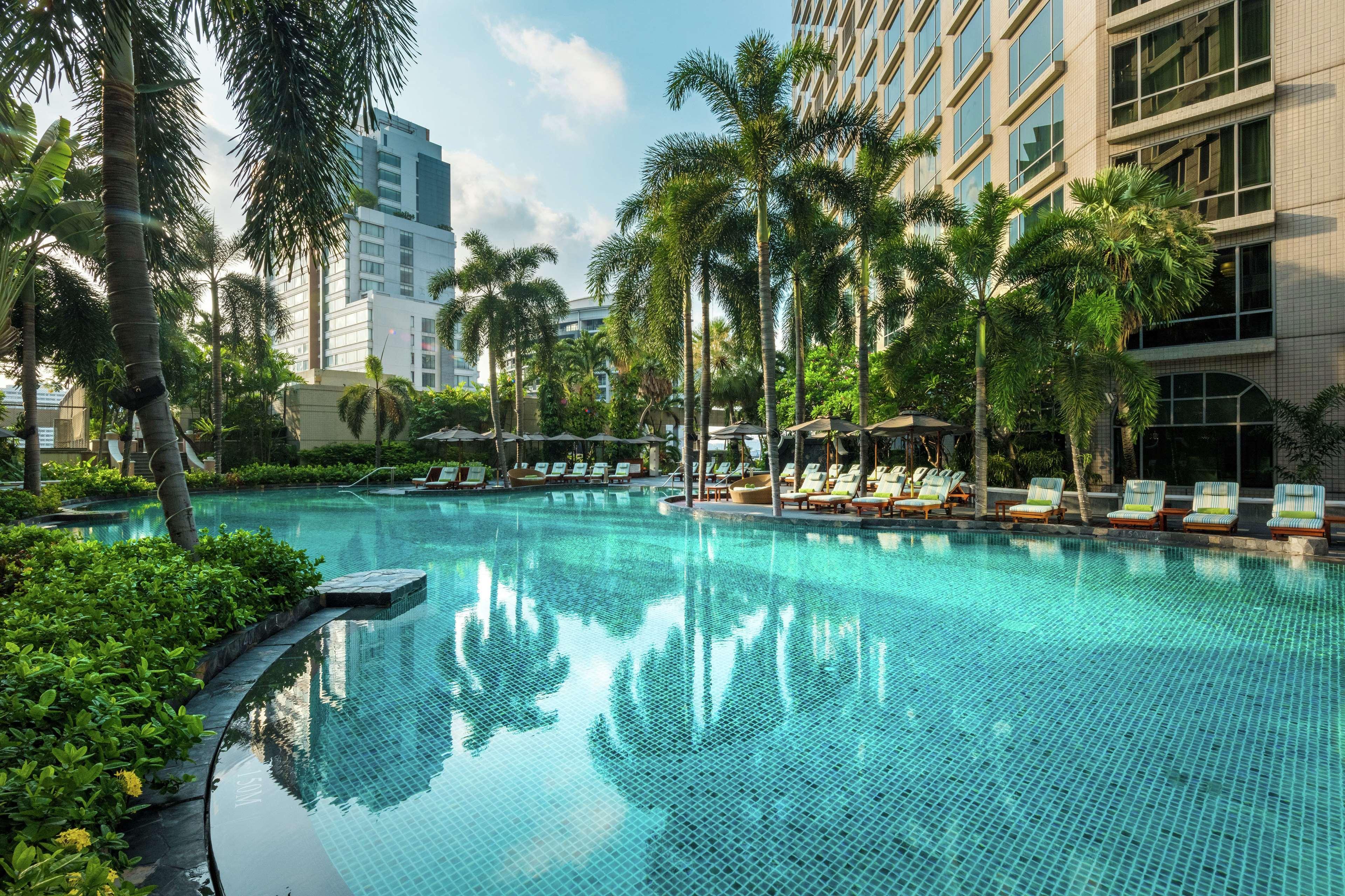 Conrad Bangkok Hotell Eksteriør bilde The swimming pool at the hotel