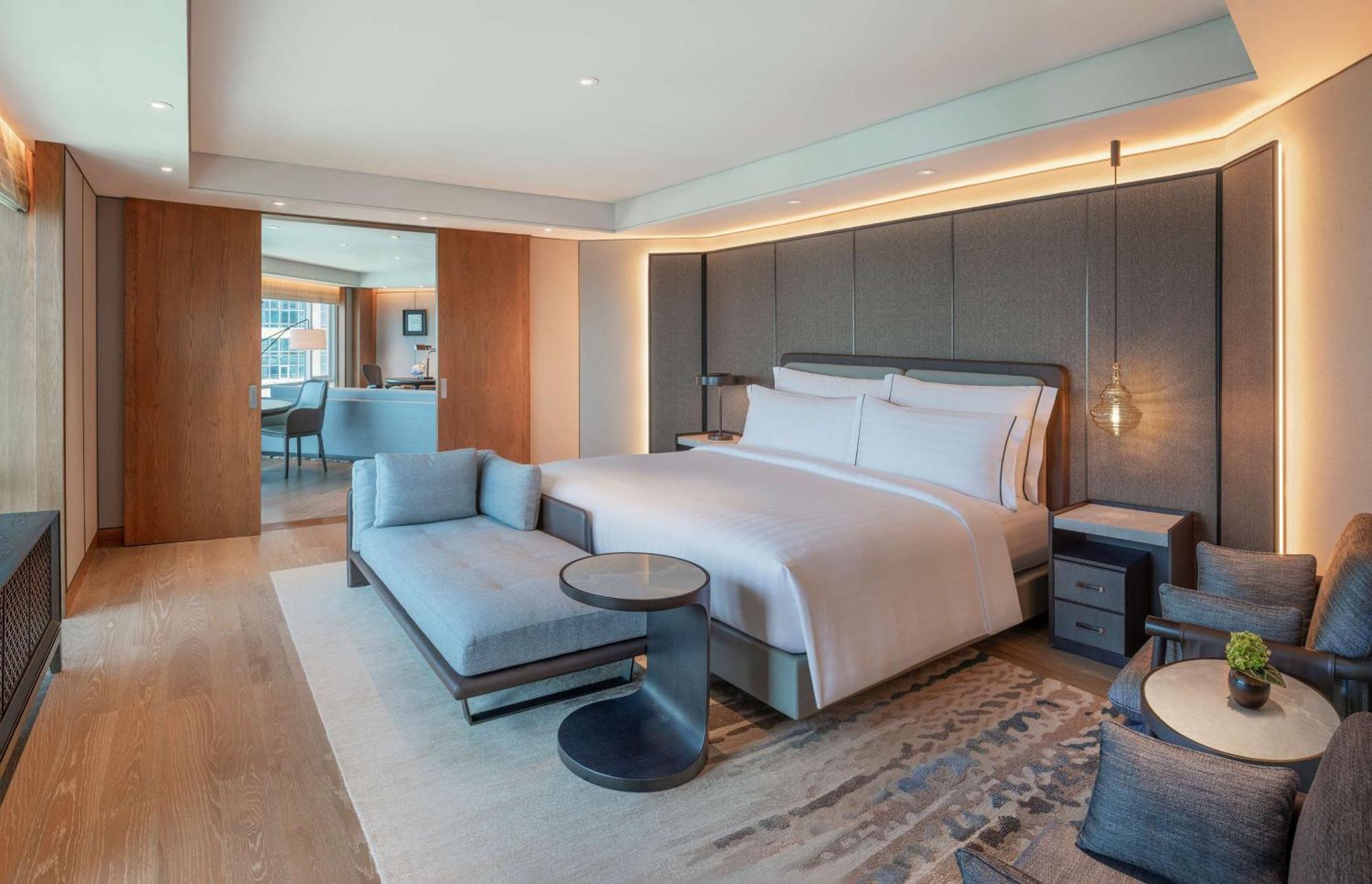 Conrad Bangkok Hotell Eksteriør bilde A bedroom at the hotel